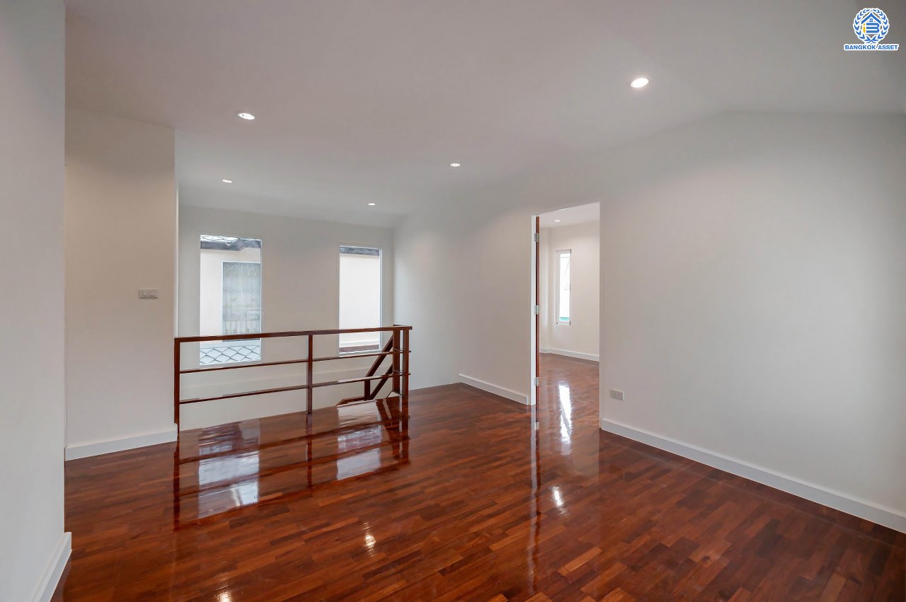 บ้านมือสองตกแต่งใหม่ โครงการ ปารวีร์ เพชรเกษม63 เนื้อที่ 82.4 ตร.ว. ฟังก์ชัน 3 ห้องนอน 4 ห้องน้ำ 1 ห้องแม่บ้าน 2 ที่จอดรถ บนพื้นที่ใช้สอย 244.52 ตร.ม. ทำเลศักยภาพ เชื่อมต่อหลายเส้นทาง ใกล้เดอะมอลล์บางแค จุดขึ้นทางด่วน "พระราม2" และรถไฟฟ้าสายสีน้ำเงิน "สถานีหลักสอง"